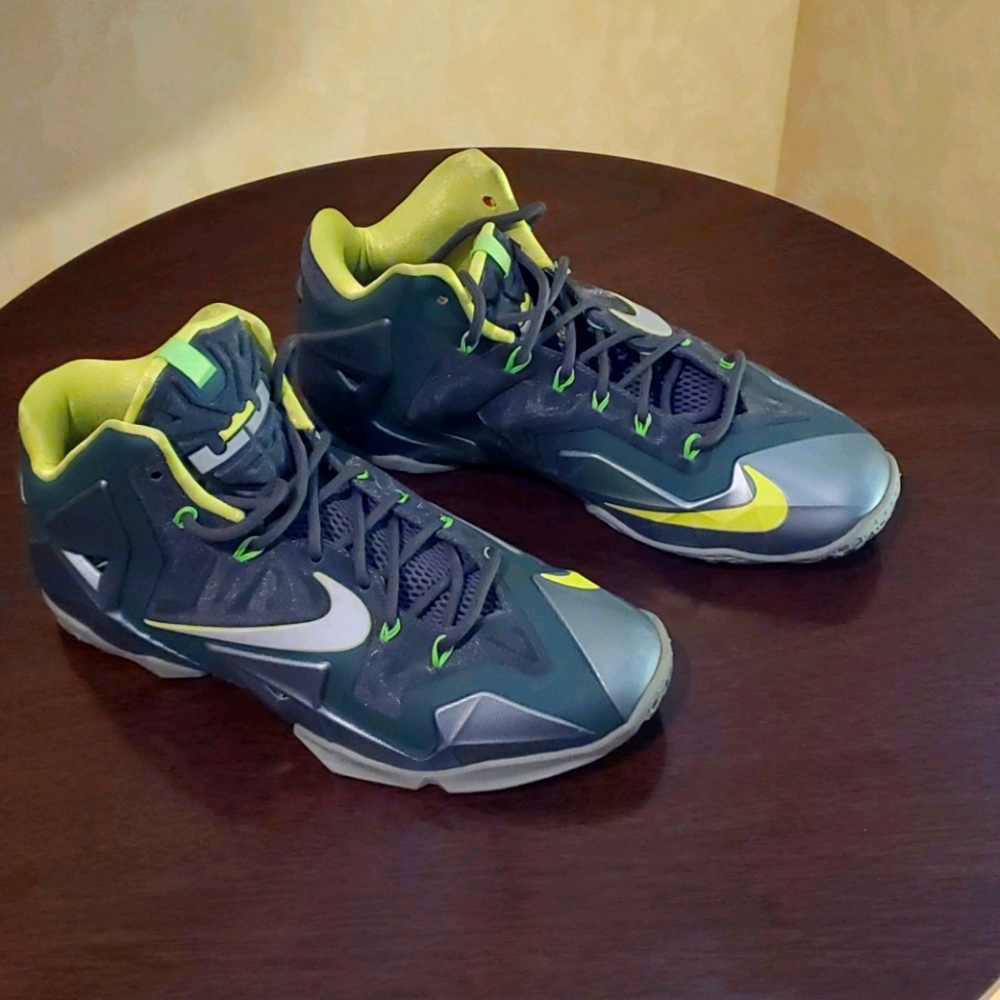 LeBron Flywire men's size 9.  Excellent Condition